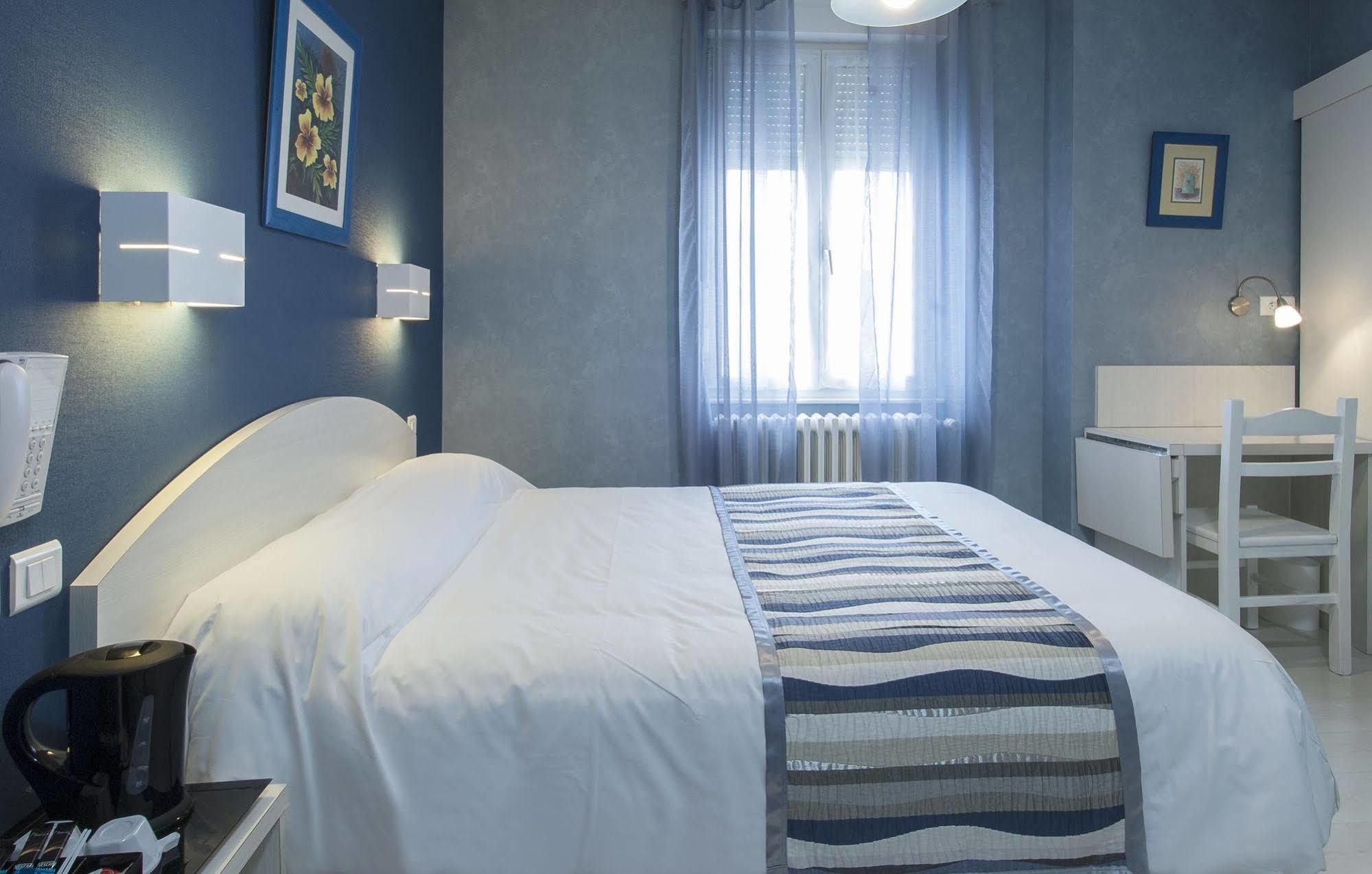 Logis Hotel Restaurant Cazes Arazat Laissac Eksteriør bilde