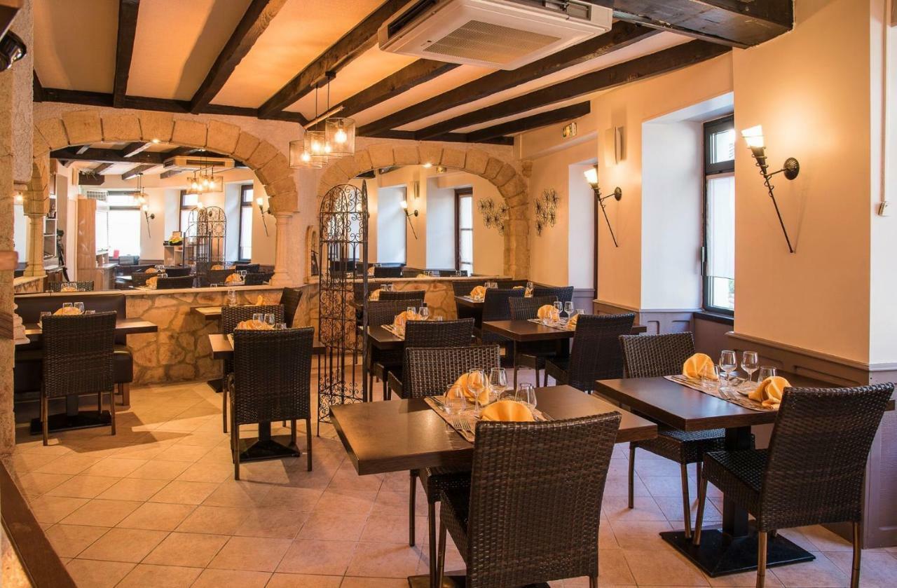 Logis Hotel Restaurant Cazes Arazat Laissac Eksteriør bilde