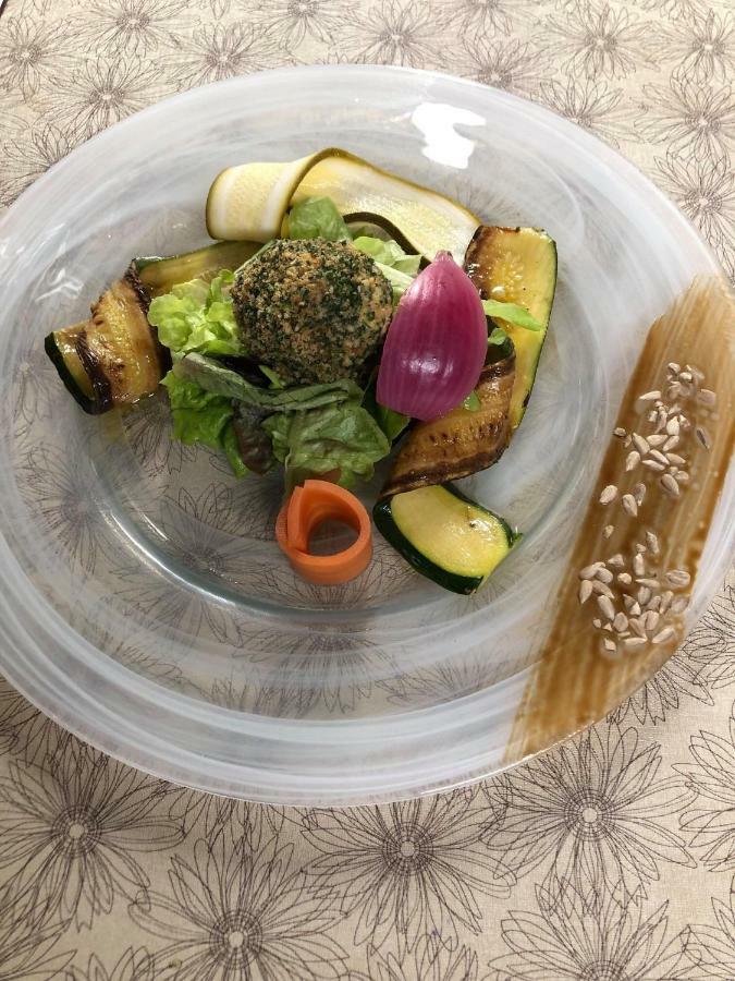 Logis Hotel Restaurant Cazes Arazat Laissac Eksteriør bilde